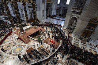 Tysiące wiernych pożegnały papieża Franciszka. Wśród nich rodzina i piłkarze Romy