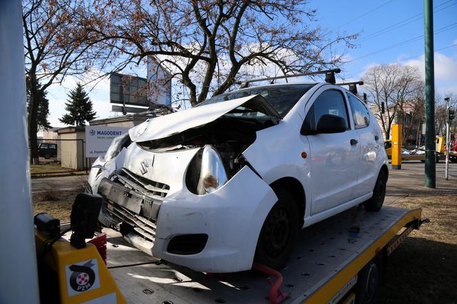 Zderzenie suzuki z karetką na sygnale na skrzyżowaniu Zamienieckiej z Ostrobramską