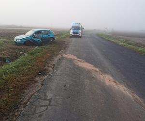 Poranny wypadek we mgle koło Leszna. Trzy osoby, w tym dziecko, trafiły do szpitala