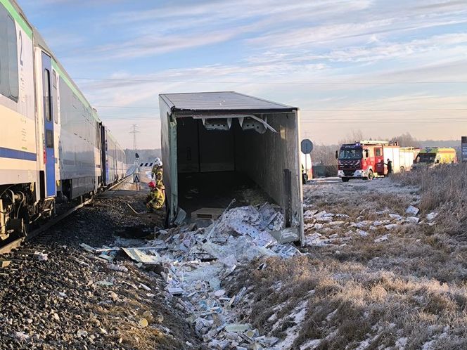   Tir zderzył się z pociągiem osobowym. Trasa kolejowa Ełk-Białystok zablokowana