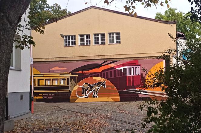 Nowy mural na zabytkowej zajezdni tramwajowej