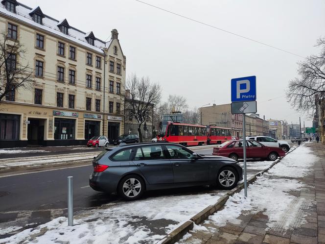 Rewolucja parkingowa w Katowicach weszła w życie i jak każda, zjada (nie)swoich mieszkańców