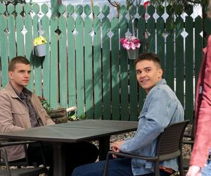 M jak miłość odc. 1882. Mateusz (Rafał Kowalski), Janek Winiar (Jakub Sirko), Justyna (Marta Malinowska)