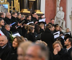 Pożegnali wielką damę polskiej kultury. Kidawa-Błońska przesłała piękny wieniec