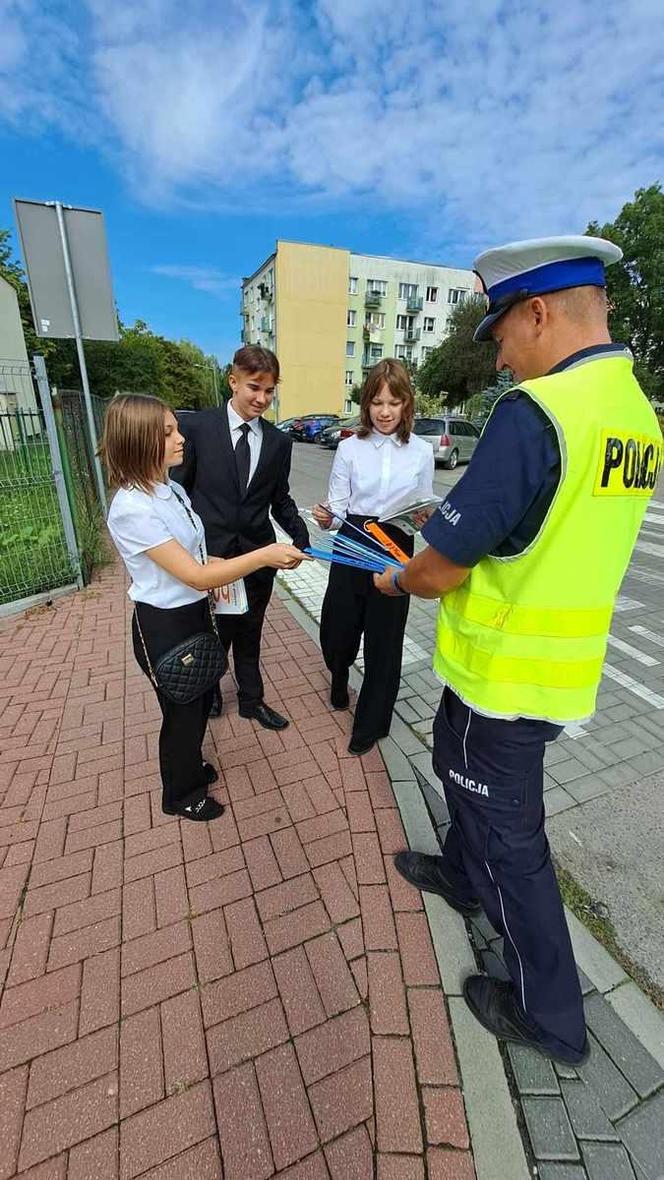 Policjanci rozdają odblaski i przypominają o zasadach bezpieczeństwa. Trwa akcja Noś odblaski