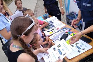 Policjanci nad Jeziorem Rożnowskim przypominali o bezpieczeństwie nad wodą 