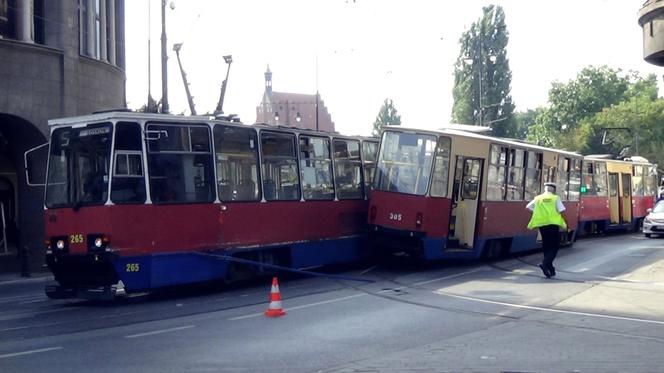 Zderzenie dwóch tramwajów w centrum Bydgoszczy! [ZDJĘCIA]