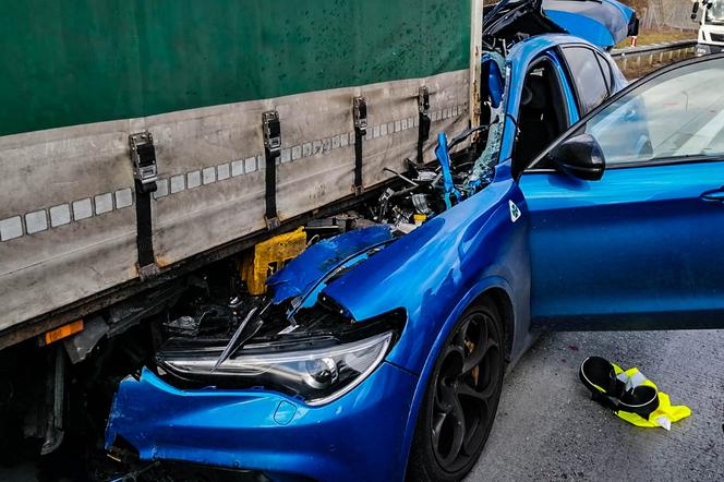 Dostał od życia druga szansę? SUV wbił się w ciężarówkę