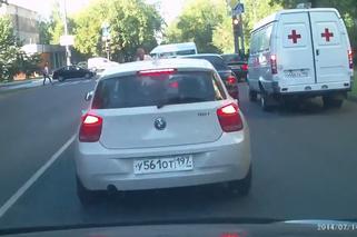 Przejechał człowieka! Upewnił się, czy nie uszkodził sobie BMW i odjechał - WIDEO