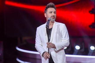 Niecodzienne sceny na warszawskim lotnisku. Zwycięzca The Voice of Poland zaśpiewał hymn czasów PRL-u 