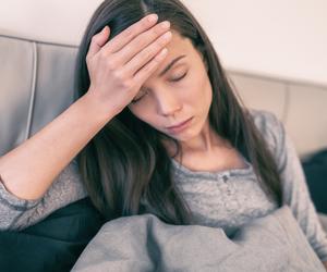 Migrena skutecznie uprzykrza życie. Czy jej napady nasilają się latem? Ekspert wyjaśnia