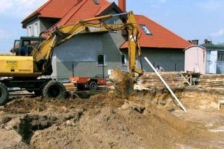 Wykop pod fundament: kiedy na budowie lepiej użyć koparki?