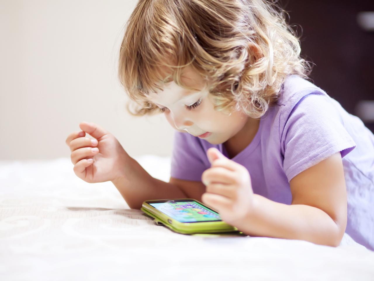 Oderwij dziecko od smartfona - 6 tricków specjalistów