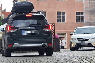 „Mistrzowie parkowania” rozjeżdżają historyczną część Olsztyna. Posypały się mandaty