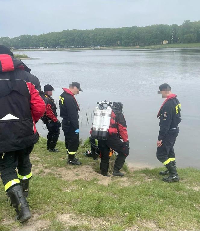 Człowiek wpadł do Odry? Akcja służb we Wrocławiu, na brzegu rzeki zostawiono kulę inwalidzką 