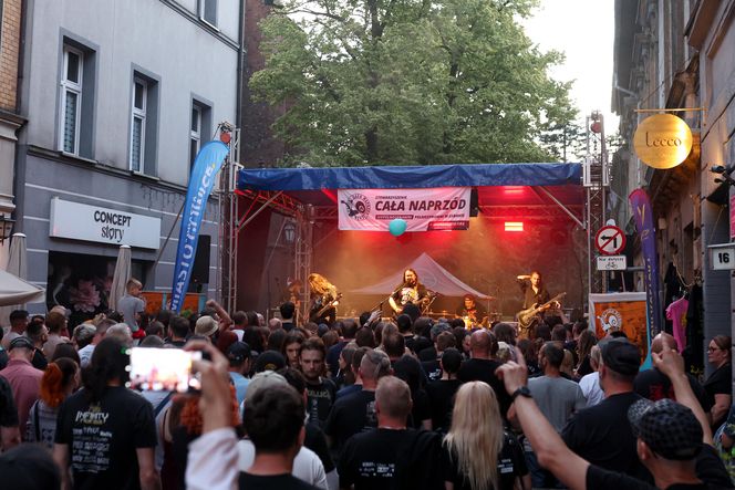 Hałas Miasta 2025 w Gliwicach. Zenek Kupatasa i Wiewiórka Na Drzewie na scenie