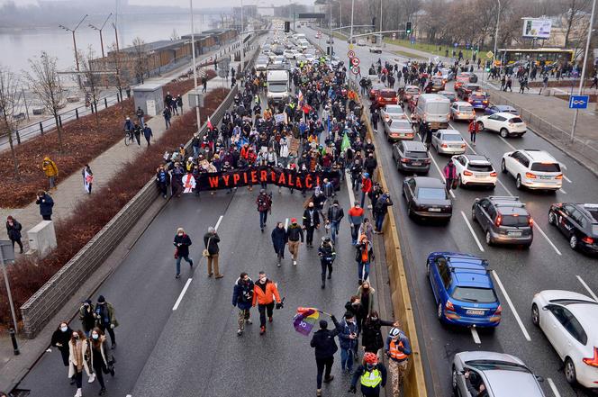 Strajk Kobiet w Warszawie 8.03.2021: utrudnienia, korki. Jak ominąć protest w stolicy?