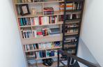 Widok z góry na bibliotekę z drabiną