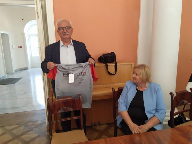 Prorektor Karczmarzyk otrzymał od uczestników projektu pamiątkową koszulkę