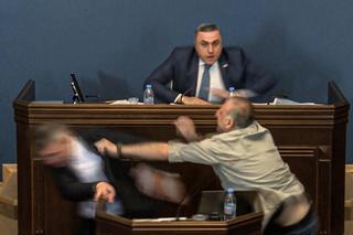 Politycy pobili się w parlamencie! Potężny cios na mównicy sejmowej