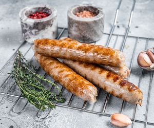 Biała kiełbasa z grilla. 4 niezawodne marynaty do grillowanej kiełbasy