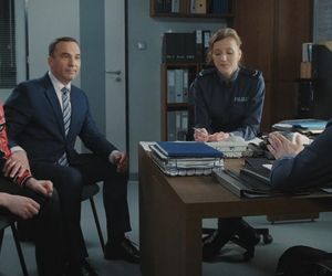 M jak miłość odc. 1878. Dominik Walat (Bartosz Surówka), prawnik, Natalka (Dominika Suchecka), Adam Karski (Patryk Szwichtenberg)