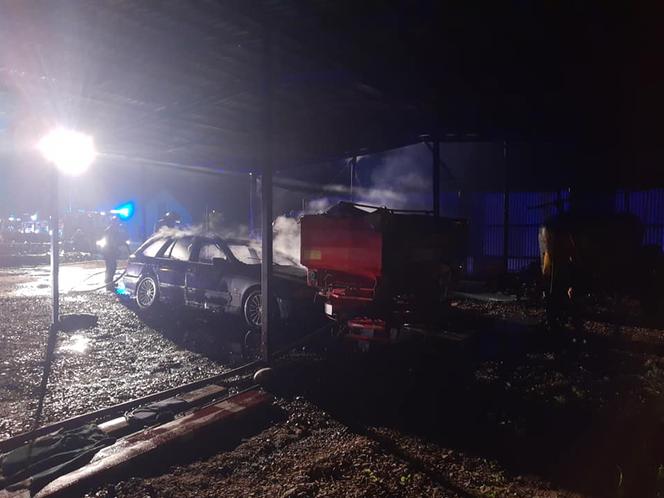 Groźny pożar w Wierzbicy. Ogień pojawił się pod blaszaną wiatą. Ranna jest jedna osoba