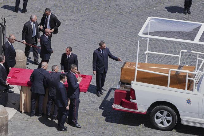 Kondukt żałobny przejechał przez Rzym. Ostatnia droga papieża Franciszka