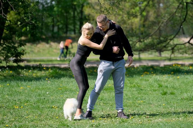 Ola Ciupa boksuje i całuje na spacerze