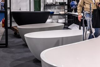 Wolnostojące, z hydromasażem i designerskie modele. Ile kosztują wanny w październiku 2025? 