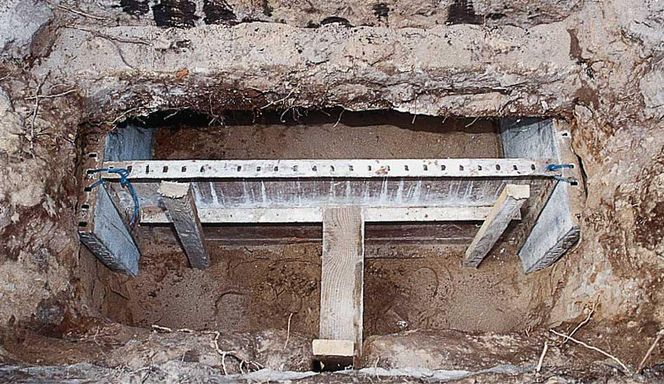 Podbijanie fundamentów 4. Wierzch deskowania wykonano na poziomie 40 cm powyżej dna wykopu, od góry zostawiając pustą przestrzeń wysokości 10 cm. To samo zrobiono w pozostałych wybranych odcinkach.