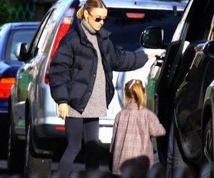 K. Tusk z mężem przenoszą rzeczy z lexusa do innego auta: Córka oddała ojcu samochód