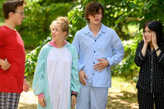 Barwy szczęścia odc. 2155. Kacper (Jakub Szlachetka), Oliwka (Wiktoria Gąsiewska), Kajtek (Jakub Dmochowski), Madzia (Natalia Sierzputowska)