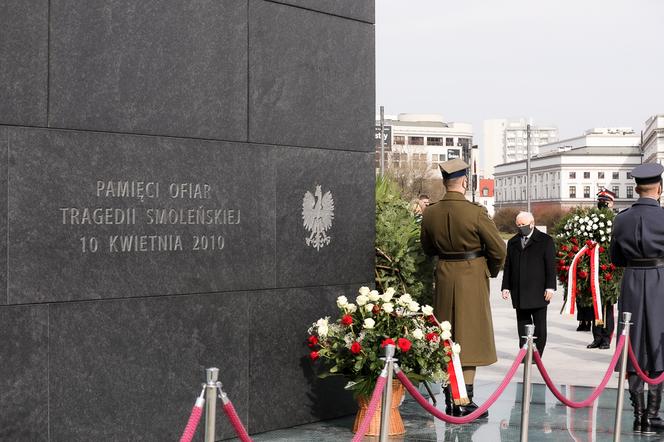 Jarosław Kaczyński podczas uroczystości złożenia kwiatów pod pomnikiem Ofiar katastrofy smoleńskiej, na pl. Piłsudskiego w Warszawie