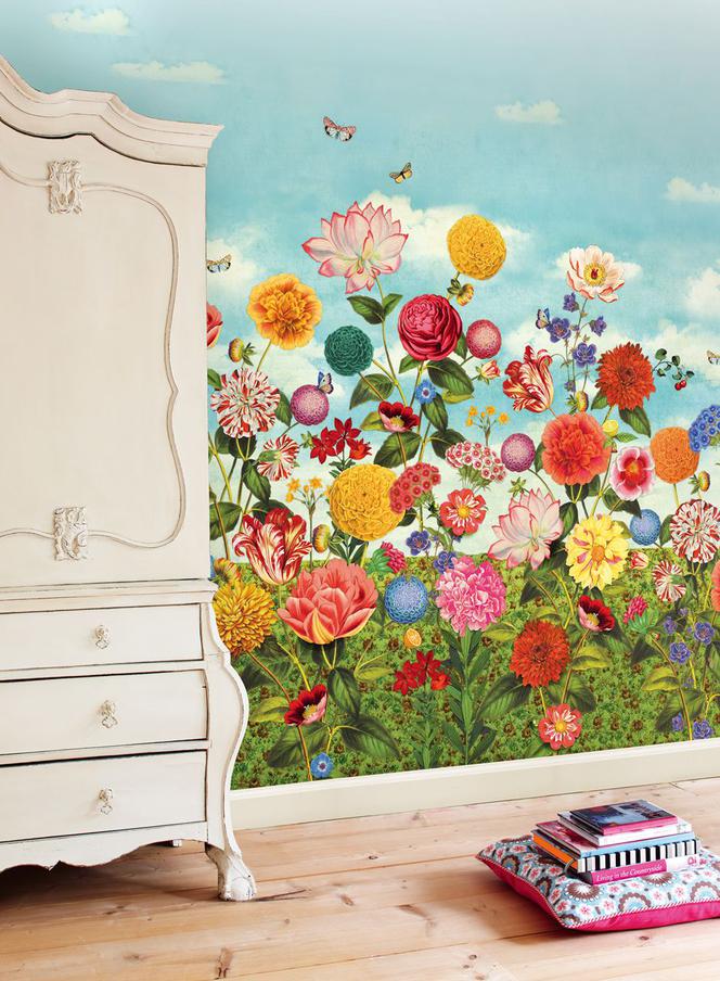 Pokój dzienny z tapetą w kwiaty