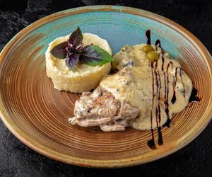 Królik w śmietanie: pomysł na niedzielny i świąteczny obiad