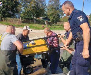 Policjanci z woj. lubelskiego pomagają mieszkańcom na Dolnym Śląsku