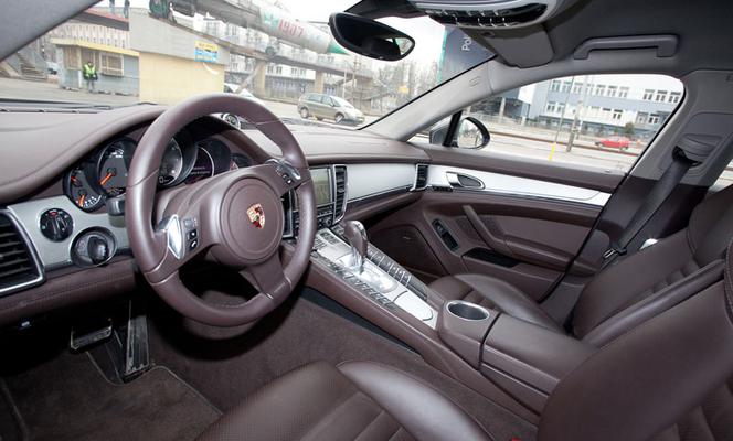 Detektyw Krzysztof Rutkowski w Porsche Panamera 4S