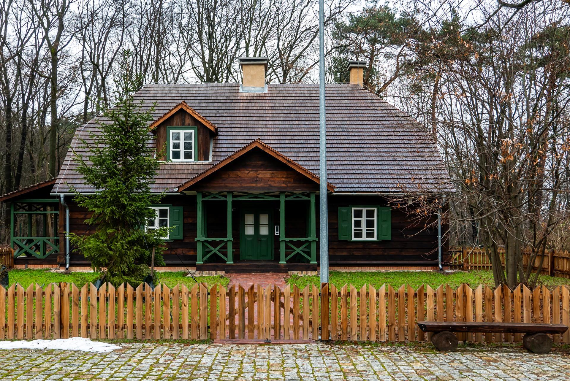 Zmodernizowana zabytkowa leśniczówka przy ul. Rydzowej w Warszawie