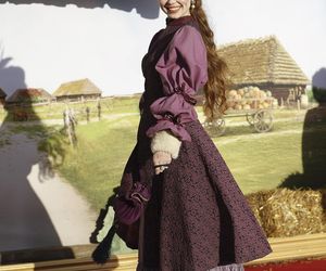 Premiera serialu 1670! Herman w gorsecie, kwiecista Dębska i Byczkowska w białych majtkach