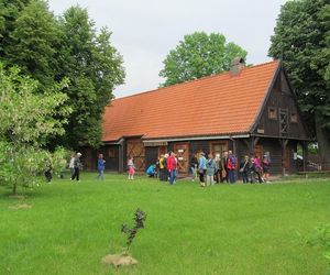 Ta wieś na Mazurach latem przyciąga tłumy. Była schronieniem dla pruskiego księcia przed dżumą