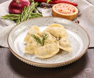 Te pierogi niemal rozpływają się w ustach. Odrobina masła sprawi, że ciasto będzie idealne