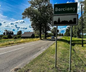 Jechali na obiad do rodziny. Rozbili się na drzewie. Dobrzy ludzie, zawsze pomocni