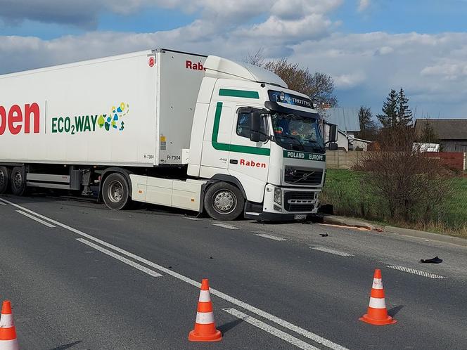 Zablokowana droga krajowa nr 9. TIR zderzył się z autem osobowym