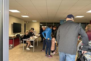 Krakowianie stoją w kolejkach do urn wyborczych. Frekwencja robi wrażenie!