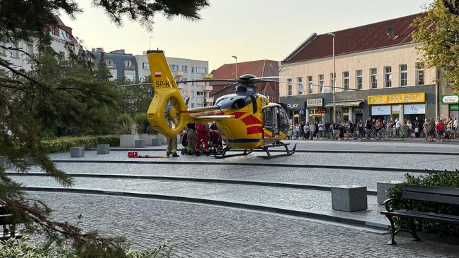 Mężczyzna nagle zasłabł i upadł. Ratownicy stoczyli heroiczną walkę o jego życie