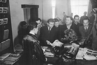 1956 - Kraków, Nowa Huta - stoisko z czasopismami fot. Archiwum Empik
