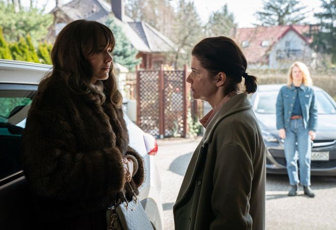 "Profilerka" sezon 2 - odcinek 10 streszczenie. W czasie rewizji w domu Rekowskich Jarek znika. Max Budzisz proponuje Reginie awans