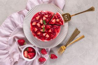 Jogurtowiec truskawkowy - przepis na błyskawiczny, lekki deser z truskawkami