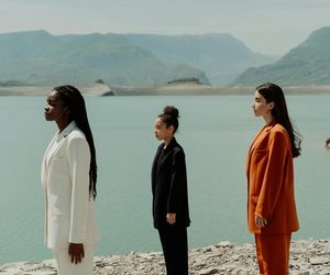 Te kolory będą rządzić jesienią i zimą 2025/26. Sprawdź, czy masz je w swojej szafie 